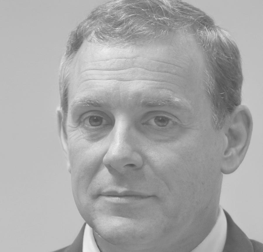 Retrato profesional de Carlos Mendoza, instructor de estrategias de ahorro