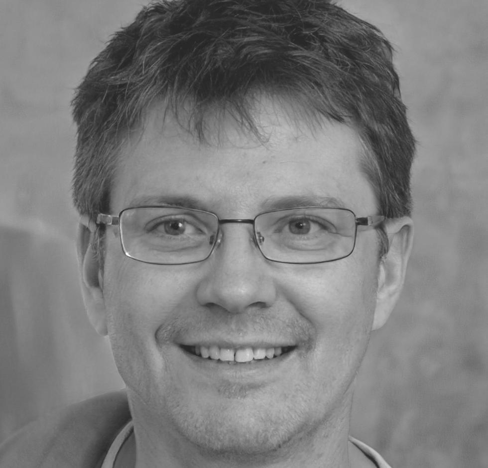 Retrato profesional de Alejandro Ruiz, instructor principal del programa